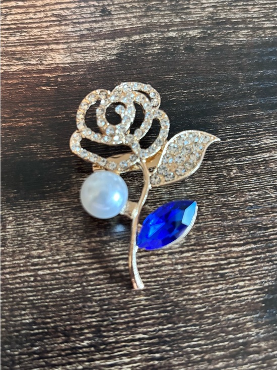 Chloe  Accessory Jewelry - Gold-Tone Rose Brooch with White Pearl and Sapphire‎ Blue Crystal